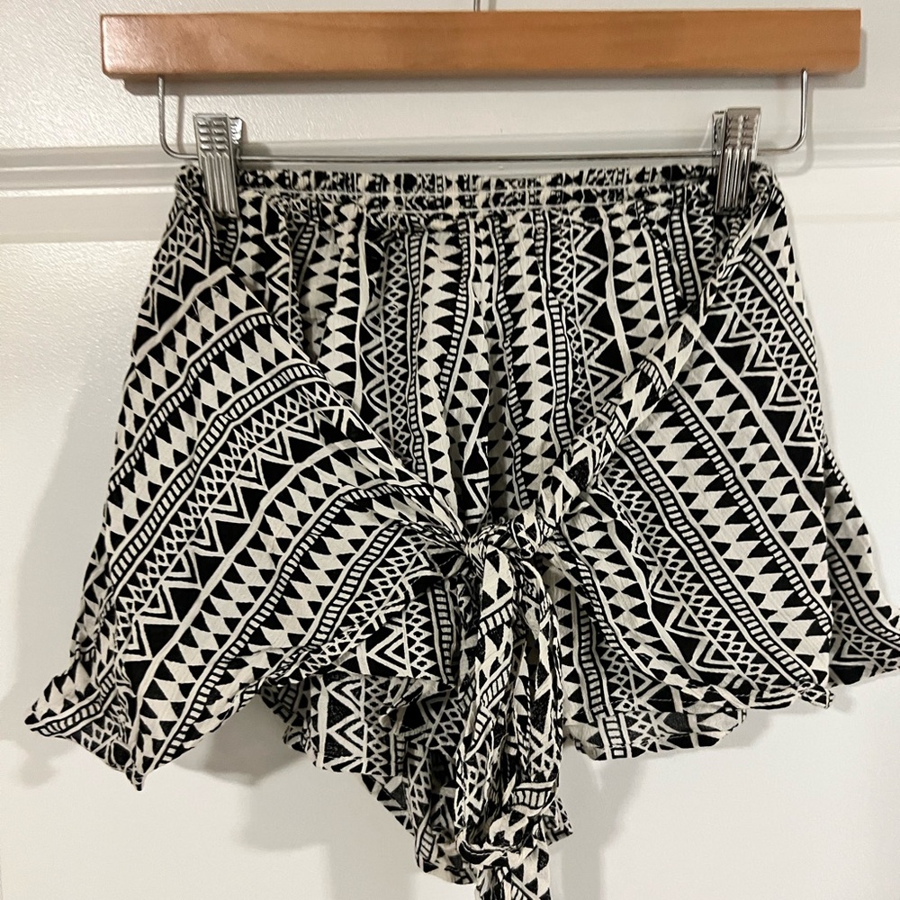 Juniper Blue Size Large Shorts with tie around. 100% Rayon